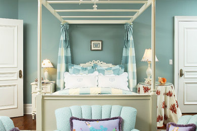 Cette image montre une chambre d'enfant traditionnelle de taille moyenne avec un mur bleu et parquet foncé.