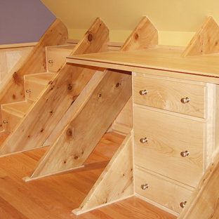 Idee per una grande cameretta per bambini tradizionale con pareti multicolore e pavimento in legno massello medio