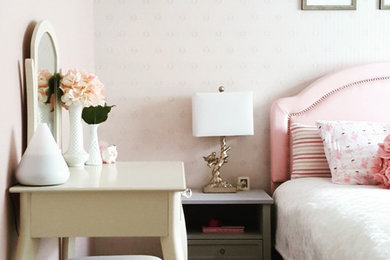 Ejemplo de dormitorio infantil de 4 a 10 años tradicional renovado de tamaño medio con paredes rosas y moqueta