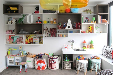 Ejemplo de dormitorio infantil de 4 a 10 años contemporáneo de tamaño medio con paredes blancas y moqueta