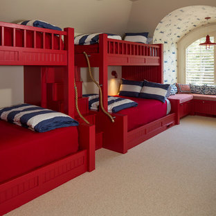 Ispirazione per una cameretta per bambini da 4 a 10 anni stile marinaro con pareti beige, moquette e pavimento beige
