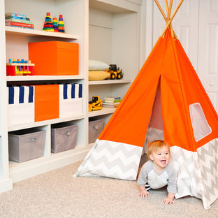Ispirazione per una cameretta per bambini da 1 a 3 anni american style con pareti grigie e moquette