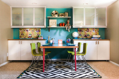 Aménagement d'une chambre d'enfant contemporaine avec un bureau, un mur bleu et moquette.