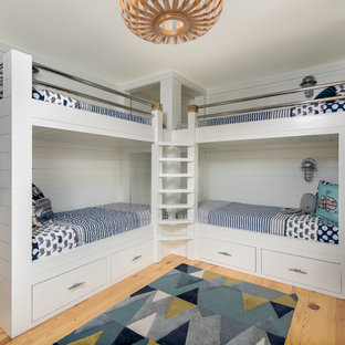 Foto de dormitorio infantil de 4 a 10 años, marinero, con paredes blancas, suelo de madera clara y suelo beige