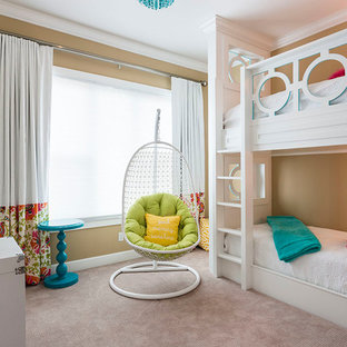 Modern inredning av ett mellanstort könsneutralt tonårsrum kombinerat med sovrum, med beige väggar, heltäckningsmatta och beiget golv
