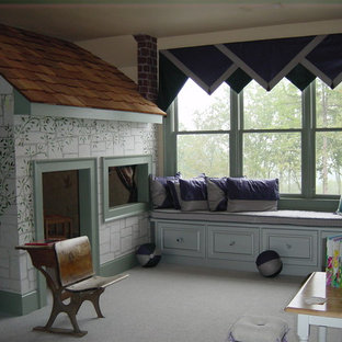 Inspiration för ett mellanstort shabby chic-inspirerat könsneutralt barnrum kombinerat med sovrum och för 4-10-åringar, med heltäckningsmatta och flerfärgade väggar