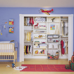 Foto di una piccola cameretta per bambini da 1 a 3 anni minimal con pareti blu e parquet chiaro