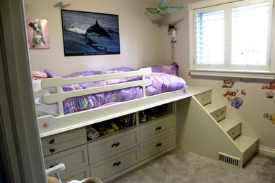 Foto de dormitorio infantil de 1 a 3 años contemporáneo de tamaño medio con paredes beige y moqueta