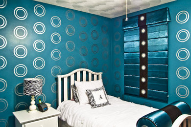 Inspiration för små klassiska barnrum kombinerat med sovrum, med blå väggar