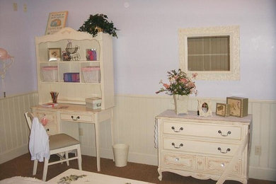 Modelo de dormitorio infantil de 4 a 10 años de tamaño medio con paredes púrpuras y moqueta