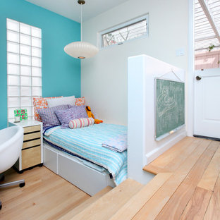 Immagine di una cameretta per bambini tropicale con parquet chiaro, pavimento beige e pareti multicolore