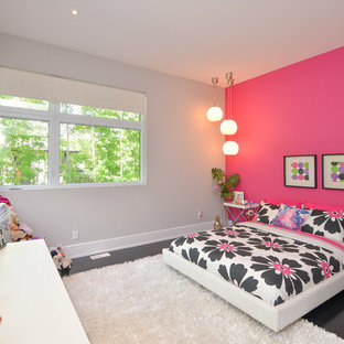 Ejemplo de dormitorio infantil de 4 a 10 años, contemporáneo, con suelo de madera oscura y paredes multicolor