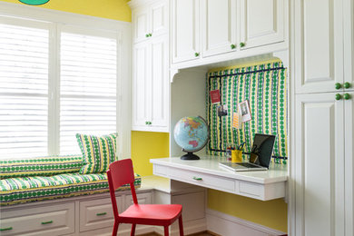 ワシントンD.C.にある高級な小さなトランジショナルスタイルのおしゃれな子供部屋 (無垢フローリング、黄色い壁) の写真