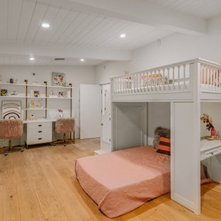 Esempio di una grande cameretta per bambini da 4 a 10 anni moderna con pareti bianche, parquet chiaro e pavimento beige