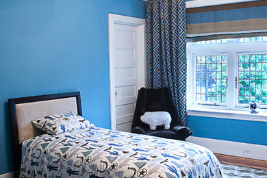 Ejemplo de habitación de niño de 4 a 10 años tradicional renovada de tamaño medio con paredes azules y suelo de madera en tonos medios