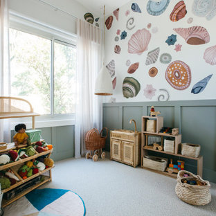 Foto di una cameretta per bambini stile marinaro con pareti multicolore, moquette, pavimento grigio, boiserie e carta da parati
