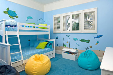 サンディエゴにあるお手頃価格の広いビーチスタイルのおしゃれな子供部屋 (青い壁、カーペット敷き) の写真