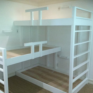 Cette image montre une chambre d'enfant de 4 à 10 ans traditionnelle de taille moyenne avec un mur blanc, moquette et un sol marron.