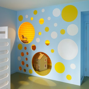 Exemple d'une salle de jeux d'enfant éclectique avec un sol vert et un mur multicolore.