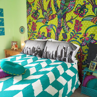 Imagen de dormitorio infantil bohemio con paredes verdes