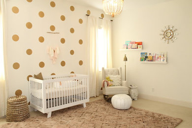 На фото: комната для малыша среднего размера в стиле неоклассика (современная классика) для девочки
