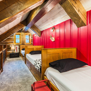 Cette image montre une chambre d'enfant de 4 à 10 ans chalet avec un mur rouge, moquette et un sol gris.
