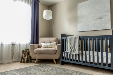 Diseño de habitación de bebé niño actual de tamaño medio con paredes beige
