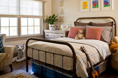 Idéer för vintage pojkrum kombinerat med sovrum och för 4-10-åringar, med beige väggar och mörkt trägolv