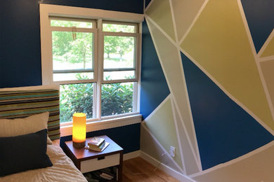 Ejemplo de dormitorio infantil de 4 a 10 años contemporáneo de tamaño medio con paredes multicolor, suelo de madera en tonos medios y suelo marrón