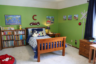 Imagen de dormitorio infantil de 4 a 10 años ecléctico con paredes verdes y moqueta