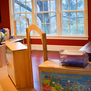 Réalisation d'une chambre d'enfant de 4 à 10 ans tradition de taille moyenne avec un mur rouge et moquette.