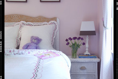 Eklektisk inredning av ett flickrum, med rosa väggar