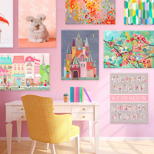 Foto di una cameretta per bambini da 1 a 3 anni eclettica con pavimento in laminato, pavimento marrone e pareti rosa