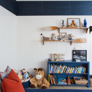 Immagine di una cameretta per bambini da 1 a 3 anni classica di medie dimensioni con pareti blu e moquette