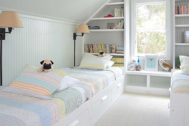 Modelo de dormitorio infantil de 4 a 10 años marinero con paredes blancas y moqueta