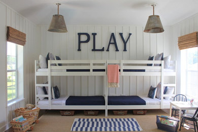 Foto på ett stort maritimt könsneutralt barnrum kombinerat med sovrum och för 4-10-åringar, med vita väggar