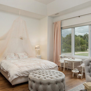Idéer för att renovera ett shabby chic-inspirerat flickrum kombinerat med sovrum, med vita väggar och mellanmörkt trägolv