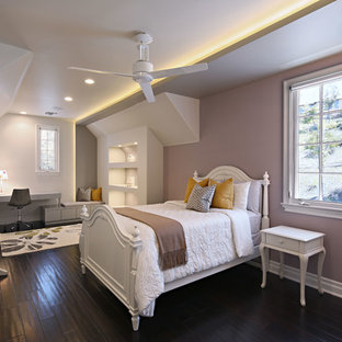 Idées déco pour une grand chambre d'enfant contemporaine avec un mur violet, un sol en bois foncé et un sol marron.