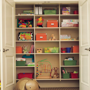 Esempio di una piccola cameretta per bambini da 4 a 10 anni chic