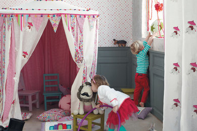 Exemple d'une chambre d'enfant de 1 à 3 ans éclectique avec moquette.