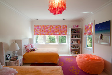Imagen de dormitorio infantil de tamaño medio con paredes blancas
