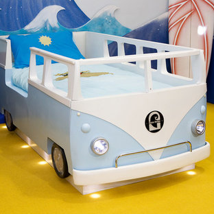 Idee per una cameretta per bambini da 4 a 10 anni costiera di medie dimensioni con pareti multicolore e moquette