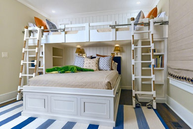 Idéer för ett stort maritimt pojkrum kombinerat med sovrum och för 4-10-åringar, med beige väggar, mörkt trägolv och brunt golv