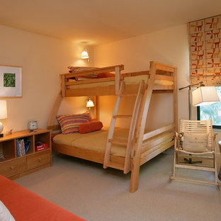 Diseño de dormitorio infantil contemporáneo con paredes beige