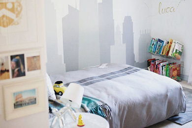 Ejemplo de dormitorio infantil de 4 a 10 años actual de tamaño medio con paredes grises, moqueta y suelo beige