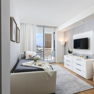 Modern inredning av ett barnrum, med beige väggar, marmorgolv och beiget golv