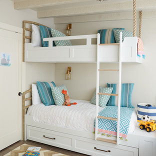 Inspiration pour une chambre d'enfant de 4 à 10 ans marine de taille moyenne avec un mur gris, un sol en travertin et un sol beige.