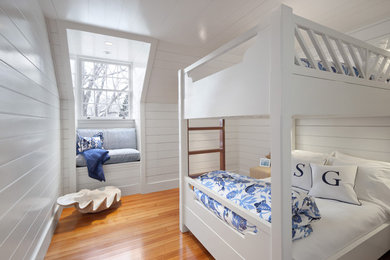 Mittelgroßes Maritimes Kinderzimmer mit weißer Wandfarbe und braunem Holzboden in Providence