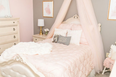 Modelo de dormitorio infantil de 4 a 10 años tradicional pequeño con paredes multicolor, moqueta y suelo beige