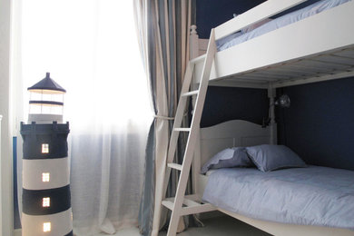 Esempio di una piccola cameretta per bambini minimalista con pareti blu e parquet chiaro